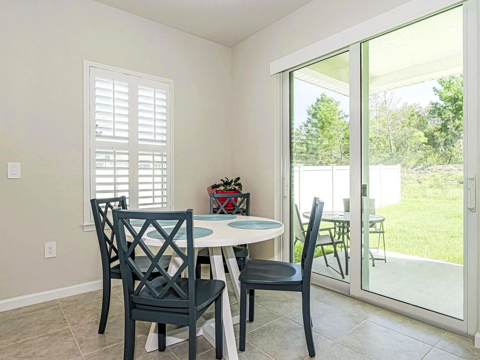 На продажу: $397,500 (4 спален, 2 ванн, 1823 Квадратных фут)