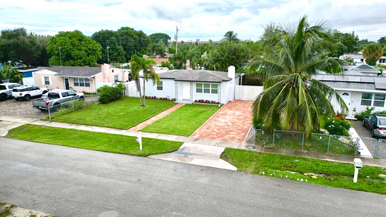 Active With Contract: $429,000 (3 beds, 2 baths, 1100 Square Feet)