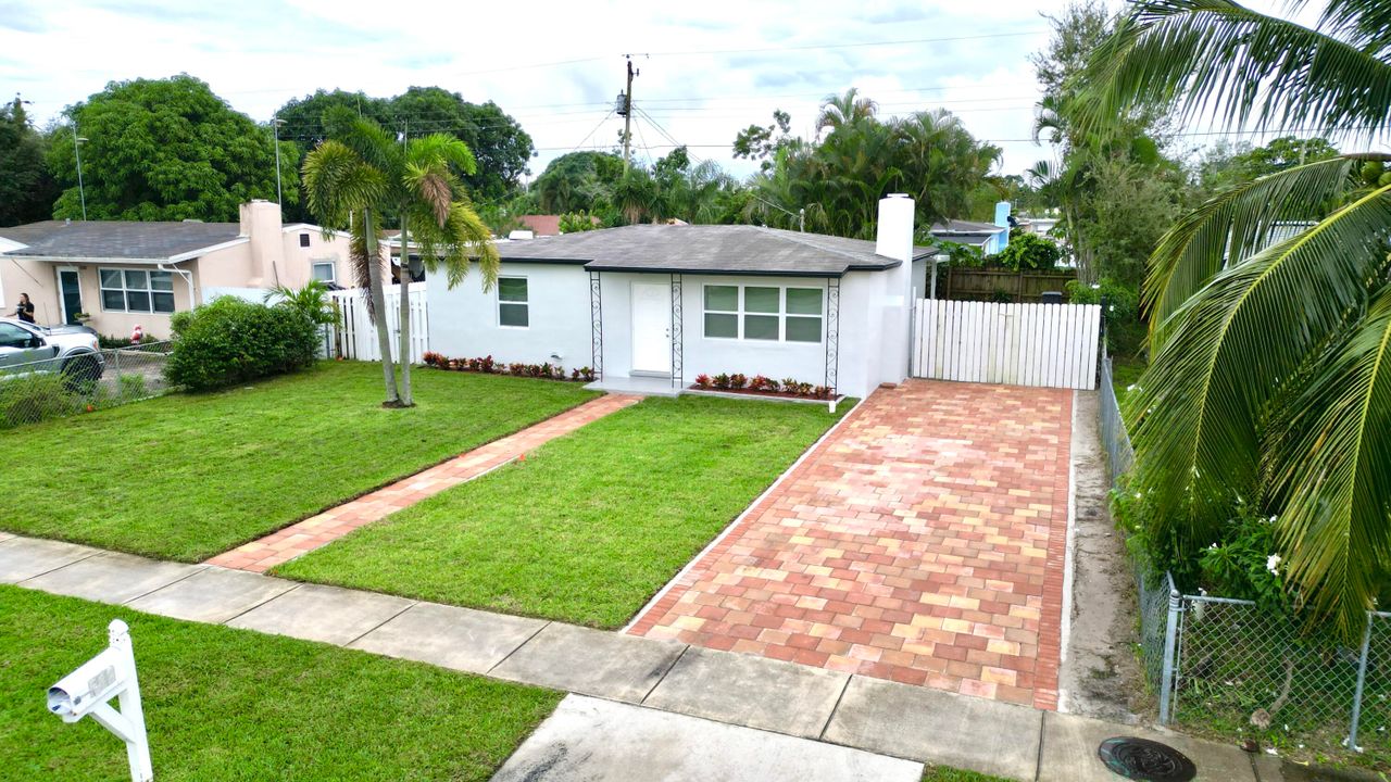 Active With Contract: $429,000 (3 beds, 2 baths, 1100 Square Feet)