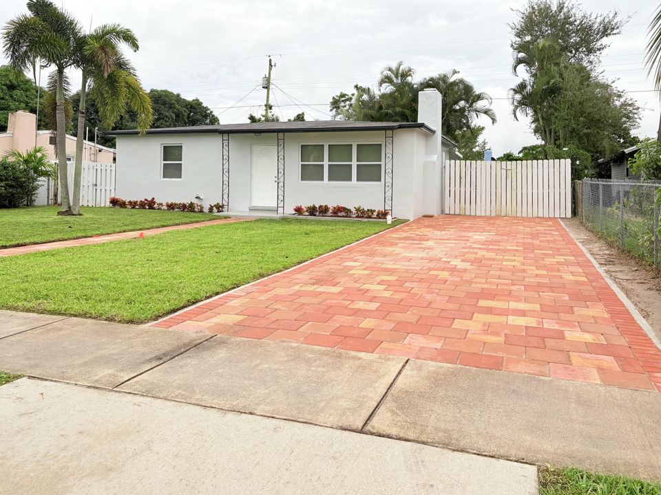 Active With Contract: $429,000 (3 beds, 2 baths, 1100 Square Feet)