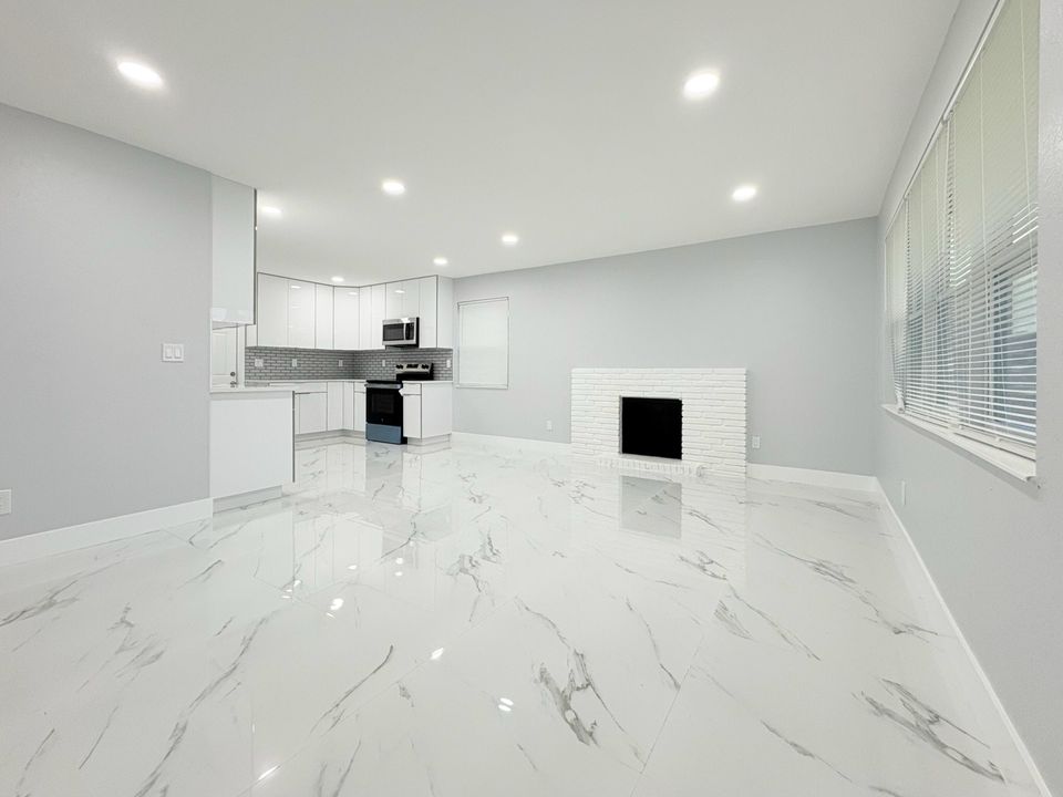 Active With Contract: $429,000 (3 beds, 2 baths, 1100 Square Feet)