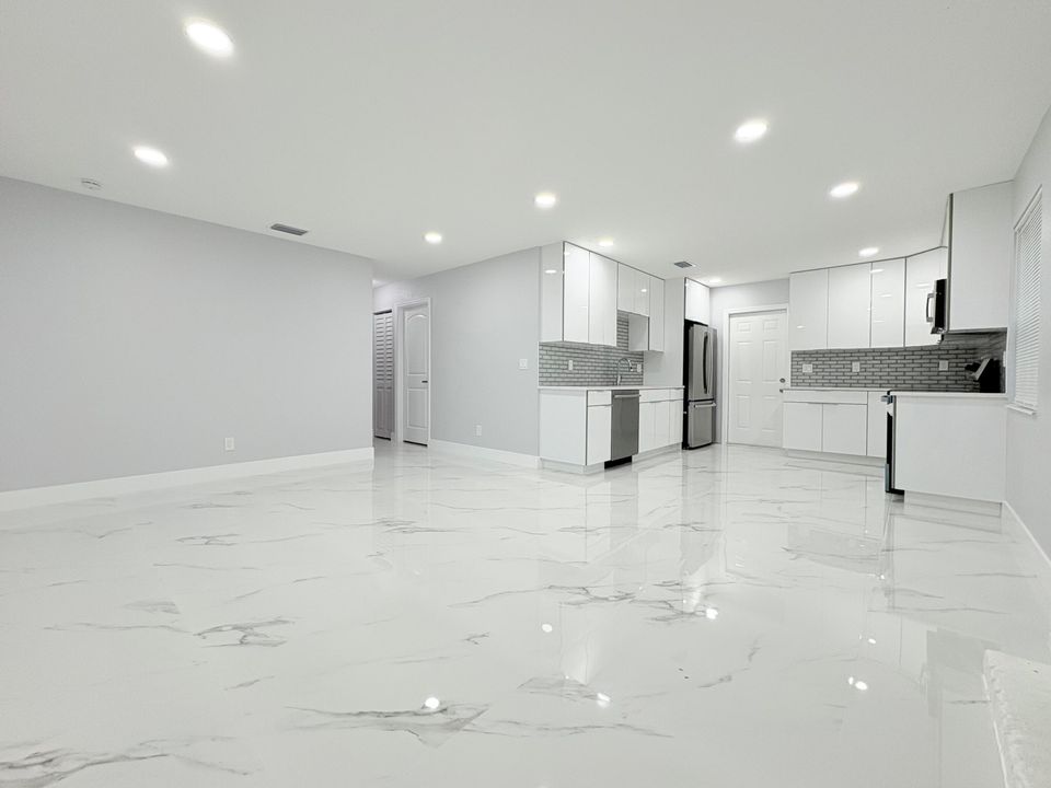 Active With Contract: $429,000 (3 beds, 2 baths, 1100 Square Feet)