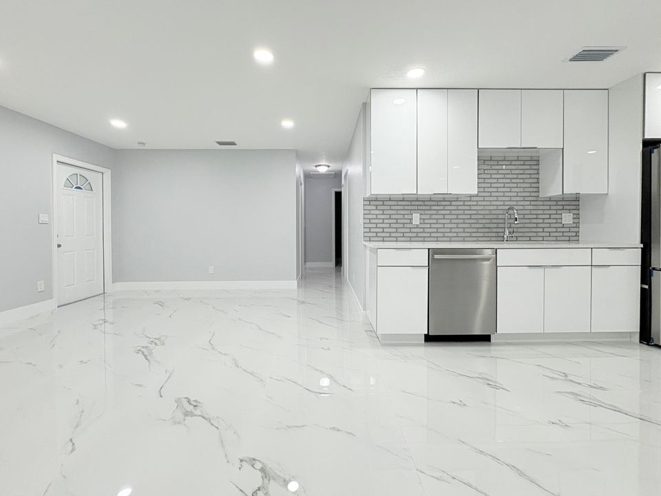 Active With Contract: $429,000 (3 beds, 2 baths, 1100 Square Feet)