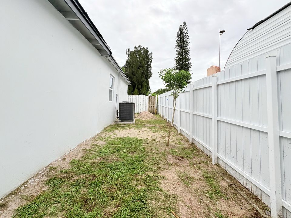 Active With Contract: $429,000 (3 beds, 2 baths, 1100 Square Feet)