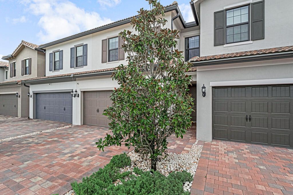 Active With Contract: $539,000 (3 beds, 2 baths, 1895 Square Feet)