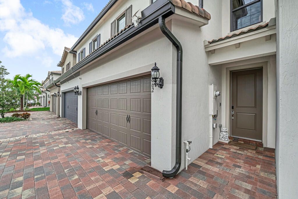 Active With Contract: $539,000 (3 beds, 2 baths, 1895 Square Feet)