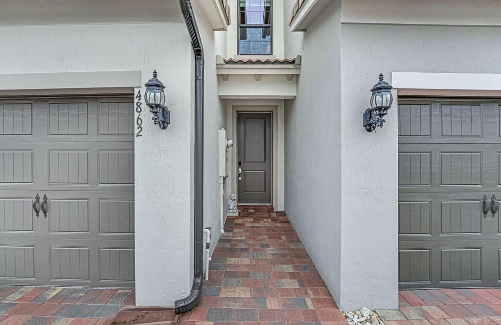 Active With Contract: $539,000 (3 beds, 2 baths, 1895 Square Feet)