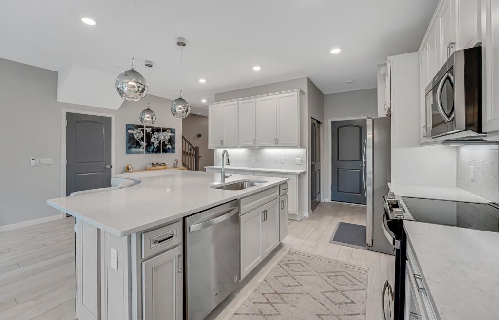 Active With Contract: $539,000 (3 beds, 2 baths, 1895 Square Feet)