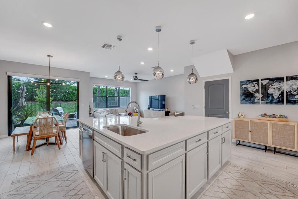 Active With Contract: $539,000 (3 beds, 2 baths, 1895 Square Feet)