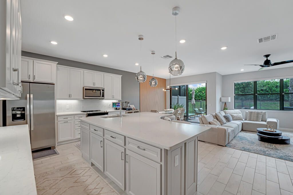 Active With Contract: $539,000 (3 beds, 2 baths, 1895 Square Feet)