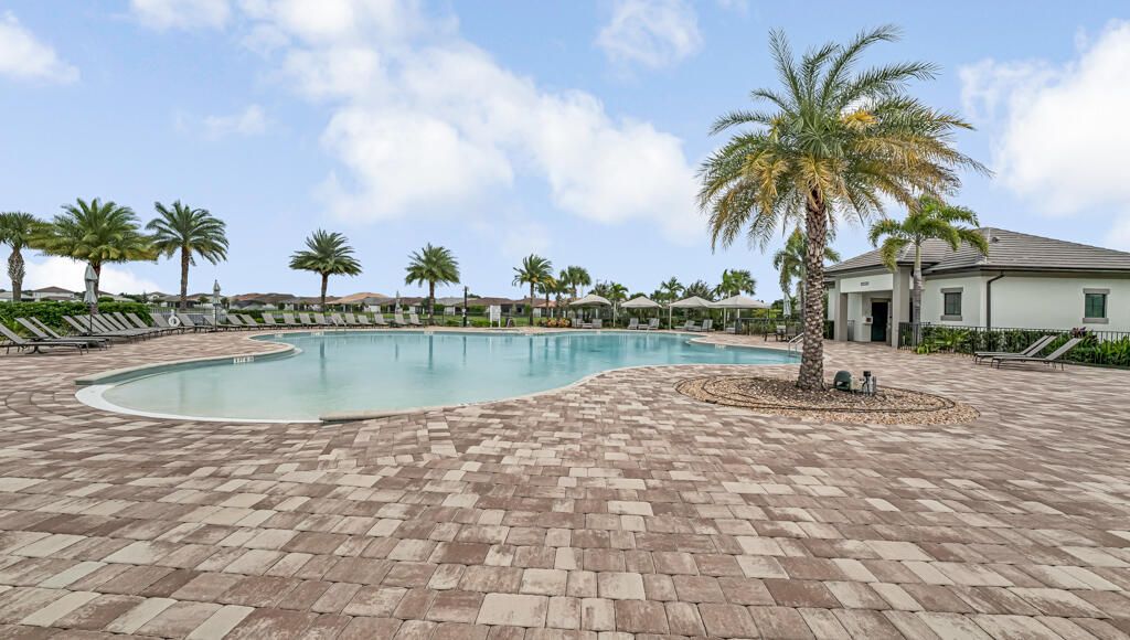 Active With Contract: $539,000 (3 beds, 2 baths, 1895 Square Feet)