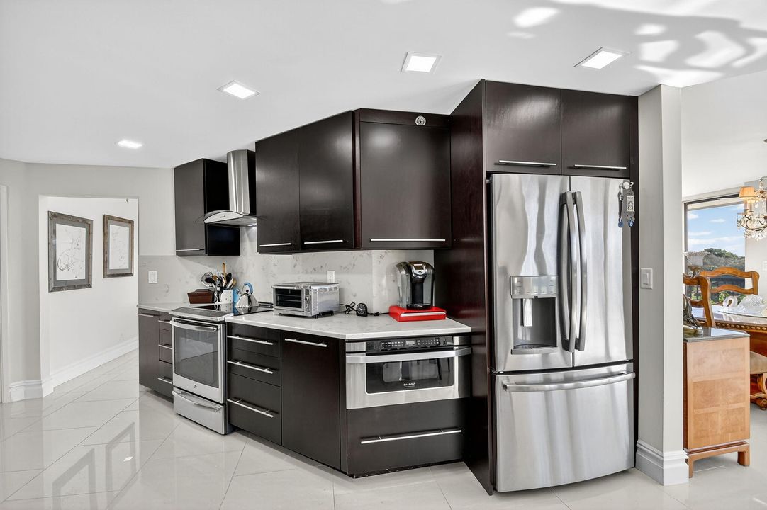 На продажу: $798,000 (3 спален, 2 ванн, 2001 Квадратных фут)