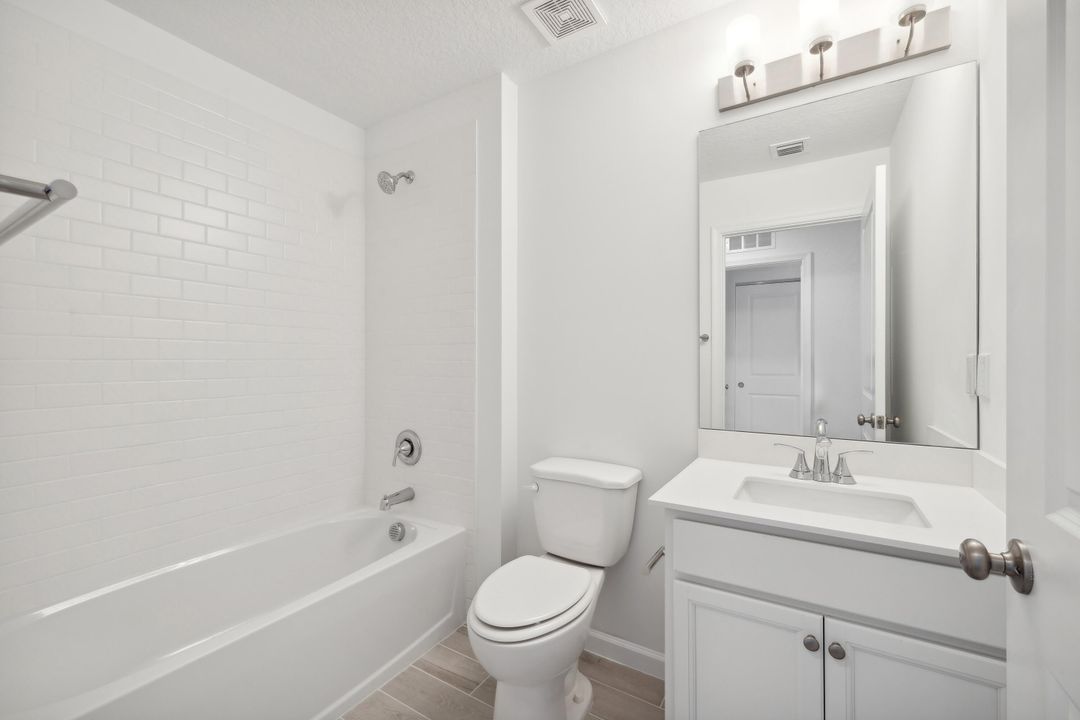 Под контрактом: $399,706 (3 спален, 2 ванн, 1683 Квадратных фут)