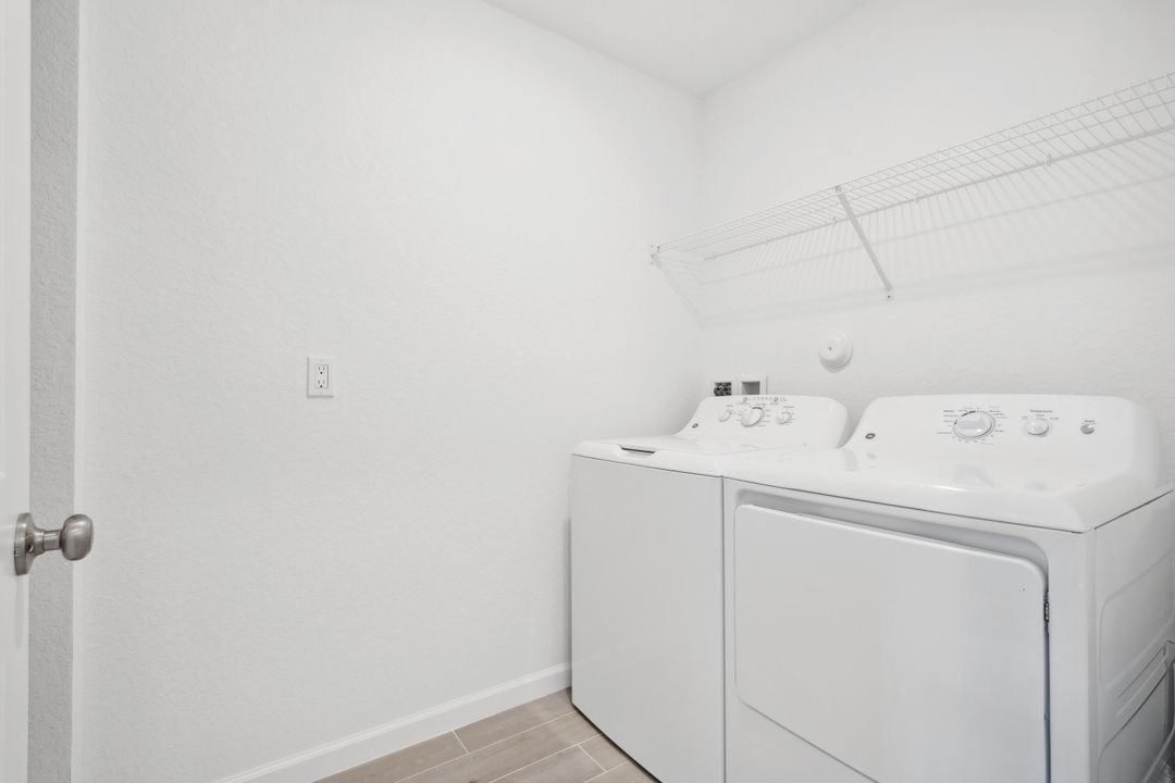 Под контрактом: $399,706 (3 спален, 2 ванн, 1683 Квадратных фут)