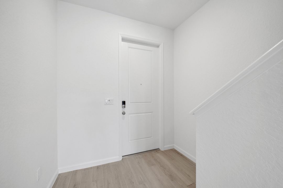 Под контрактом: $399,706 (3 спален, 2 ванн, 1683 Квадратных фут)