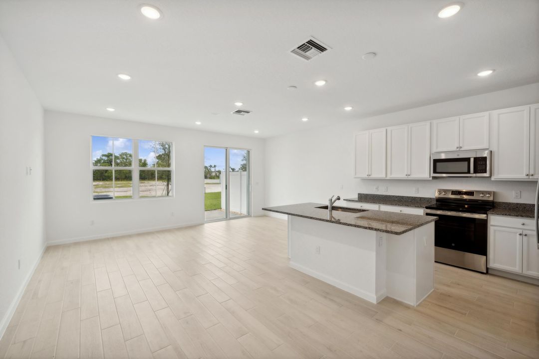 Под контрактом: $399,706 (3 спален, 2 ванн, 1683 Квадратных фут)