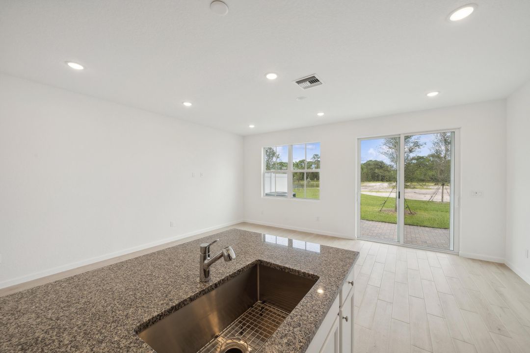 Под контрактом: $399,706 (3 спален, 2 ванн, 1683 Квадратных фут)