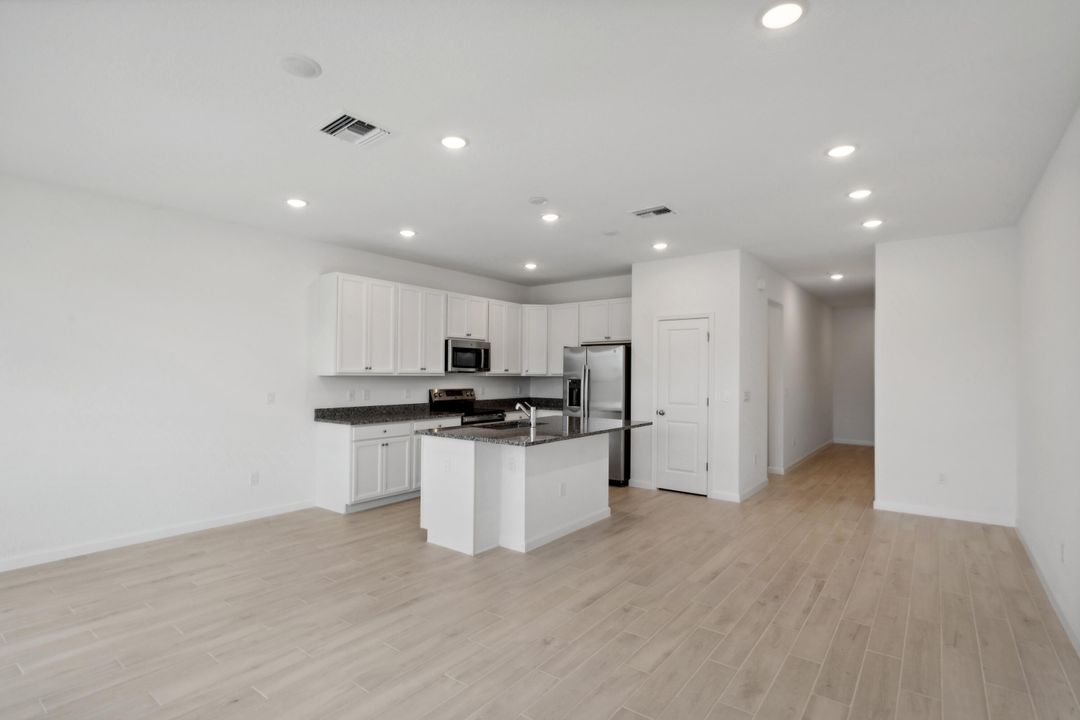 Под контрактом: $399,706 (3 спален, 2 ванн, 1683 Квадратных фут)