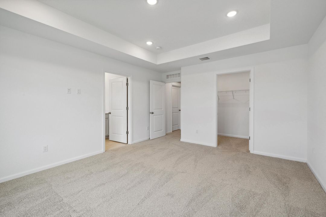 Под контрактом: $399,706 (3 спален, 2 ванн, 1683 Квадратных фут)