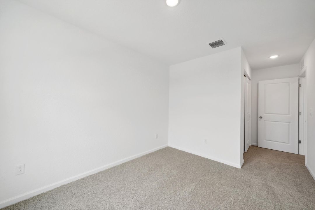 Под контрактом: $399,706 (3 спален, 2 ванн, 1683 Квадратных фут)