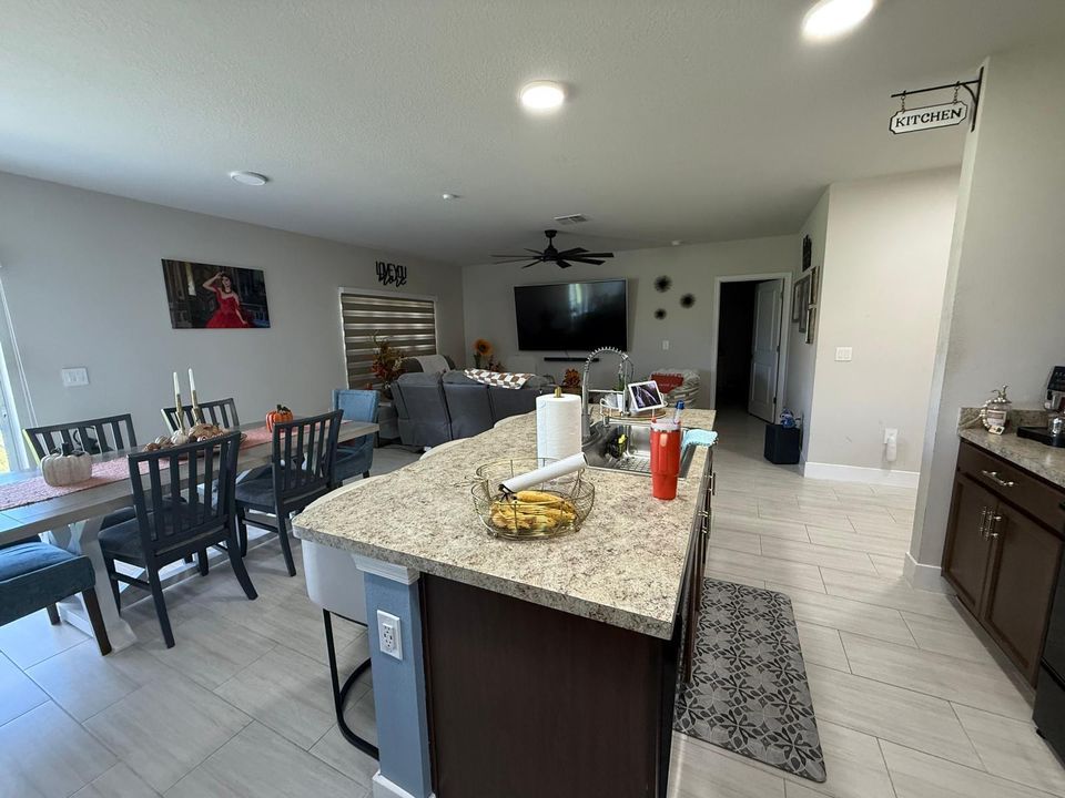 出租: $2,800 (4 贝兹, 2 浴室, 1715 平方英尺)