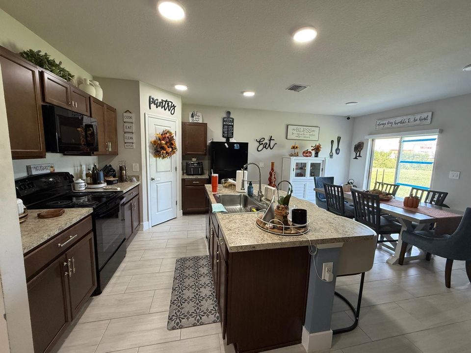 出租: $2,800 (4 贝兹, 2 浴室, 1715 平方英尺)