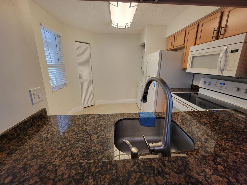 合同活跃: $2,050 (2 贝兹, 2 浴室, 1080 平方英尺)