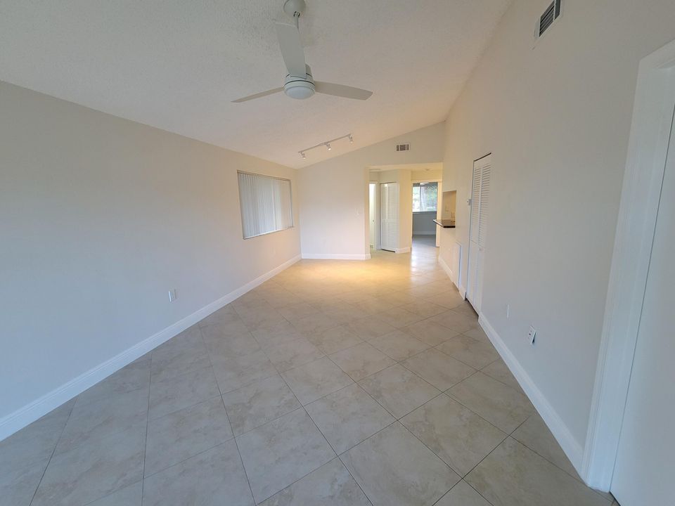 合同活跃: $2,050 (2 贝兹, 2 浴室, 1080 平方英尺)