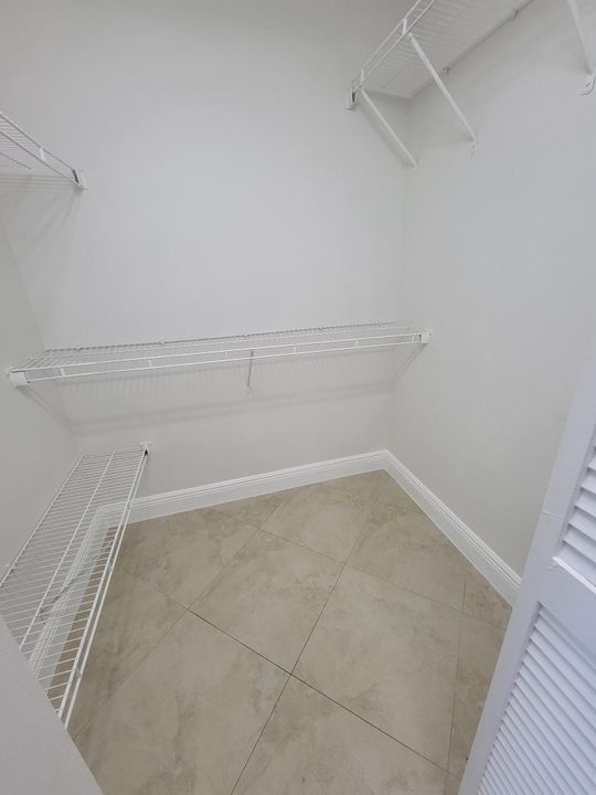 合同活跃: $2,050 (2 贝兹, 2 浴室, 1080 平方英尺)