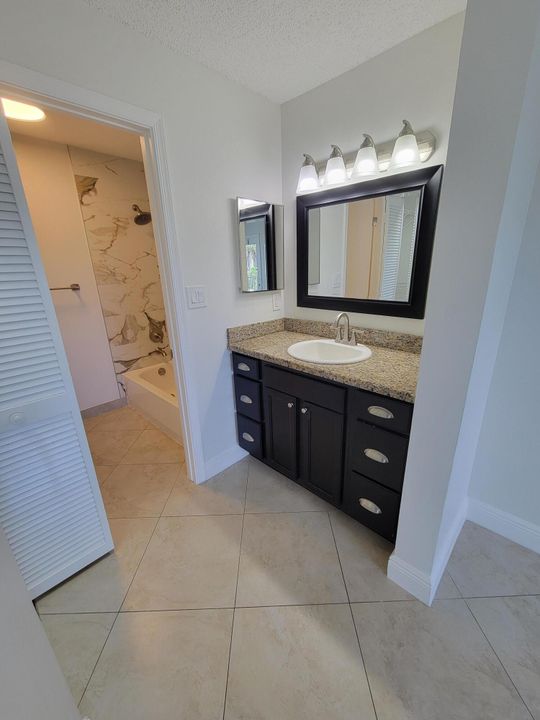 合同活跃: $2,050 (2 贝兹, 2 浴室, 1080 平方英尺)