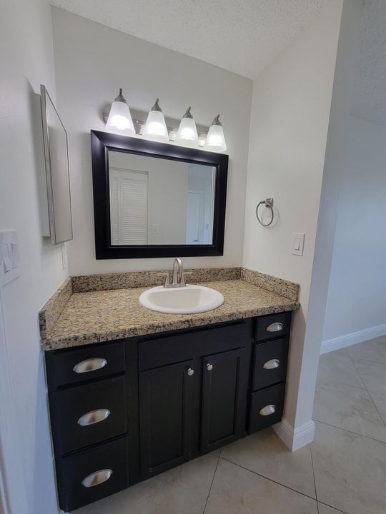 合同活跃: $2,050 (2 贝兹, 2 浴室, 1080 平方英尺)