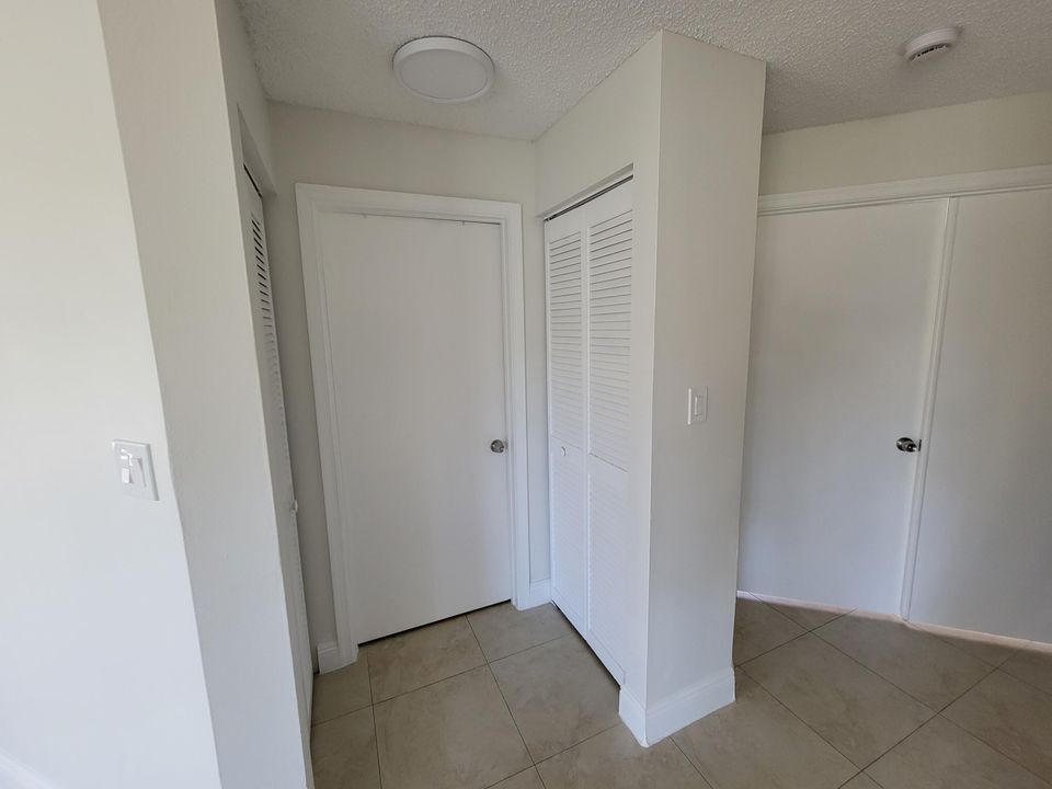 合同活跃: $2,050 (2 贝兹, 2 浴室, 1080 平方英尺)