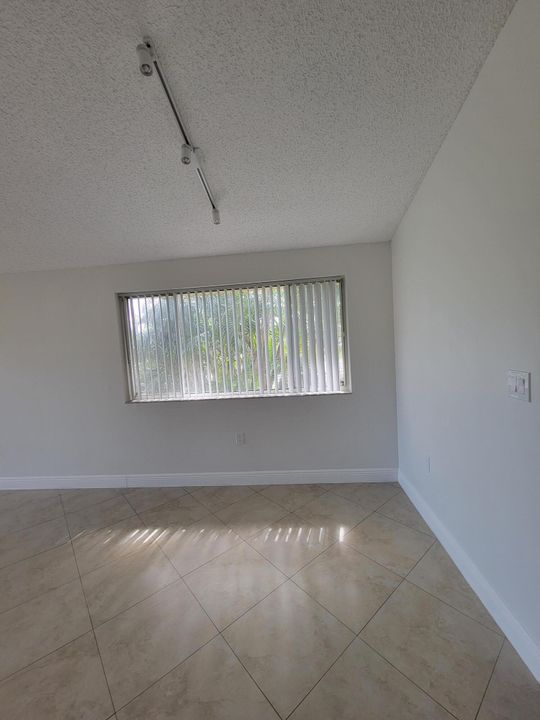 合同活跃: $2,050 (2 贝兹, 2 浴室, 1080 平方英尺)