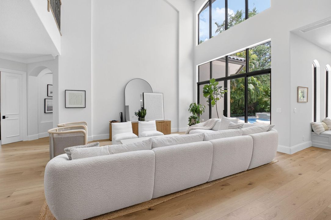 Под контрактом: $3,299,000 (6 спален, 6 ванн, 5818 Квадратных фут)