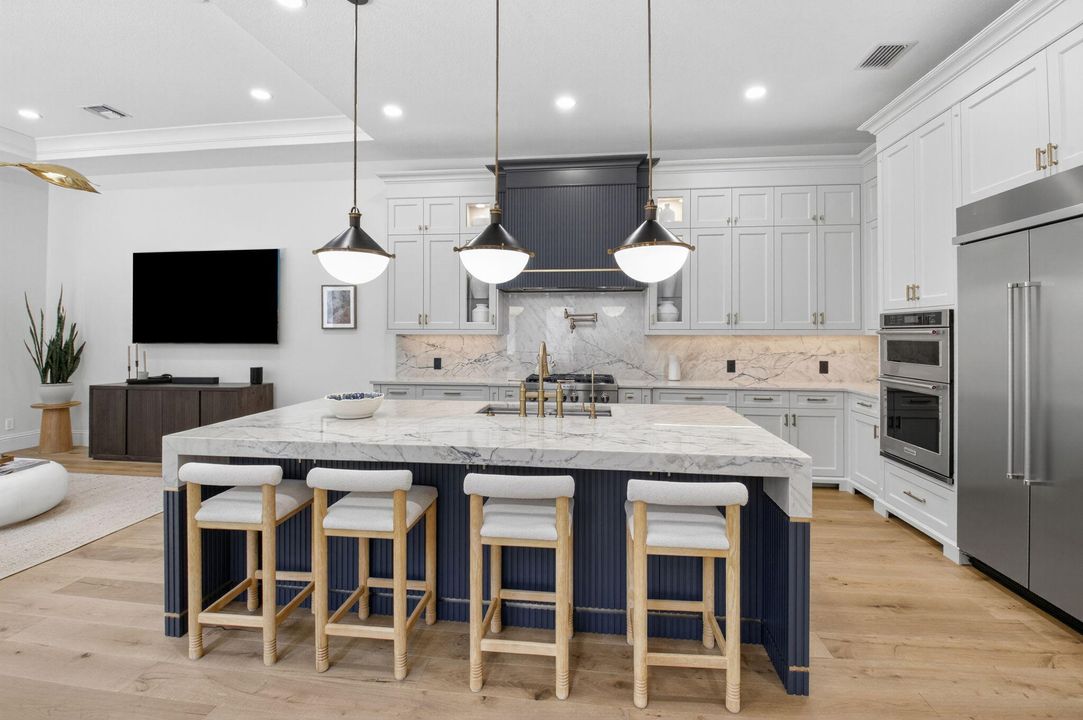 Под контрактом: $3,299,000 (6 спален, 6 ванн, 5818 Квадратных фут)