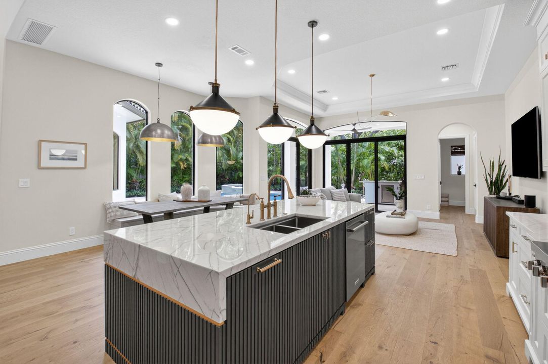 Под контрактом: $3,299,000 (6 спален, 6 ванн, 5818 Квадратных фут)