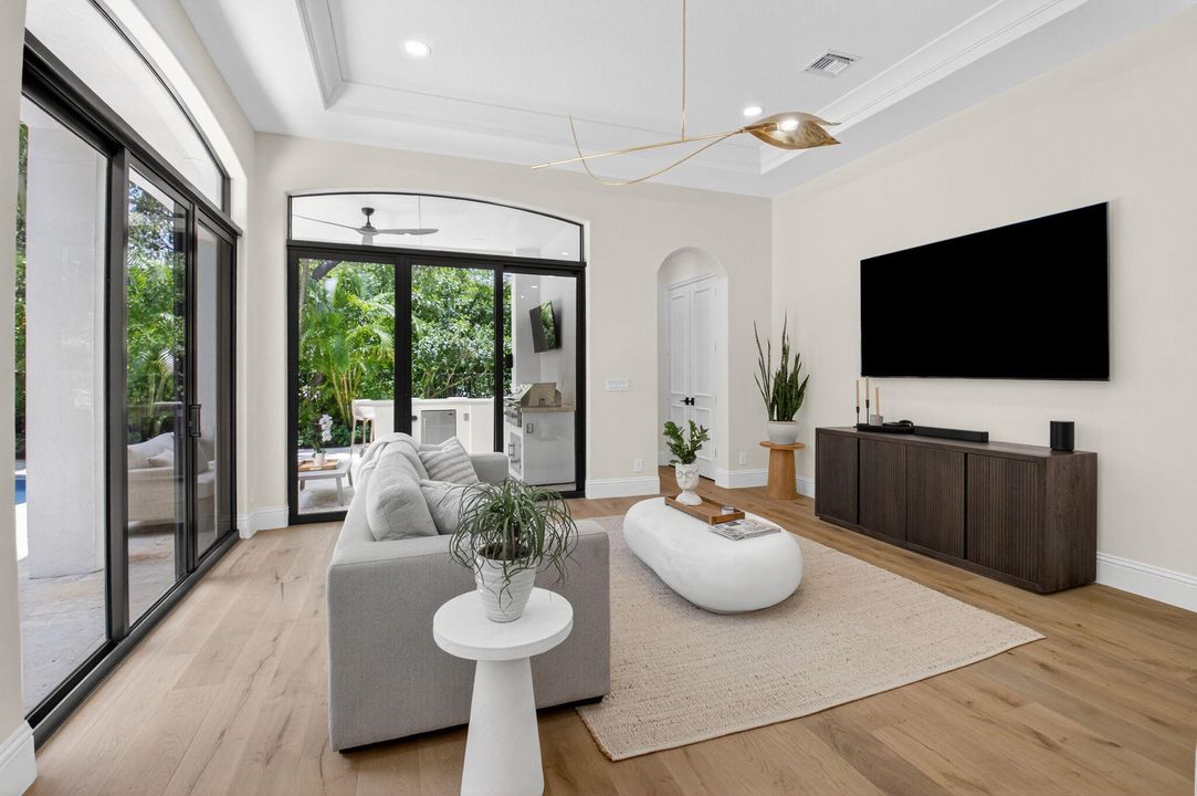 Под контрактом: $3,299,000 (6 спален, 6 ванн, 5818 Квадратных фут)