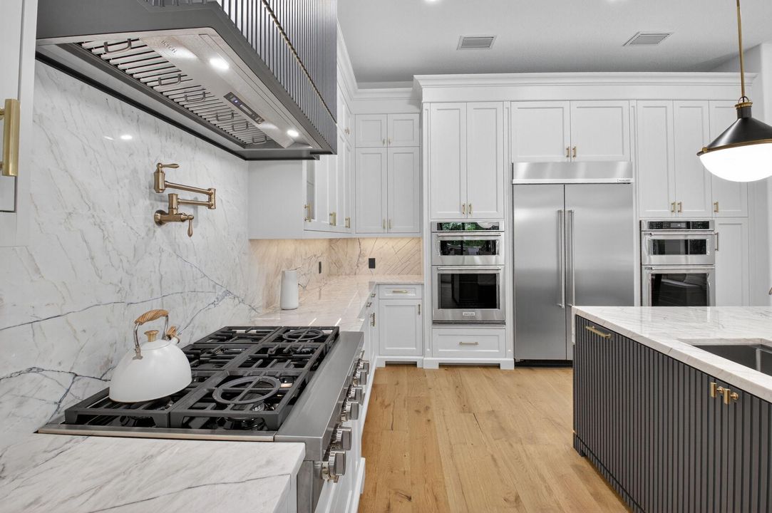 Под контрактом: $3,299,000 (6 спален, 6 ванн, 5818 Квадратных фут)