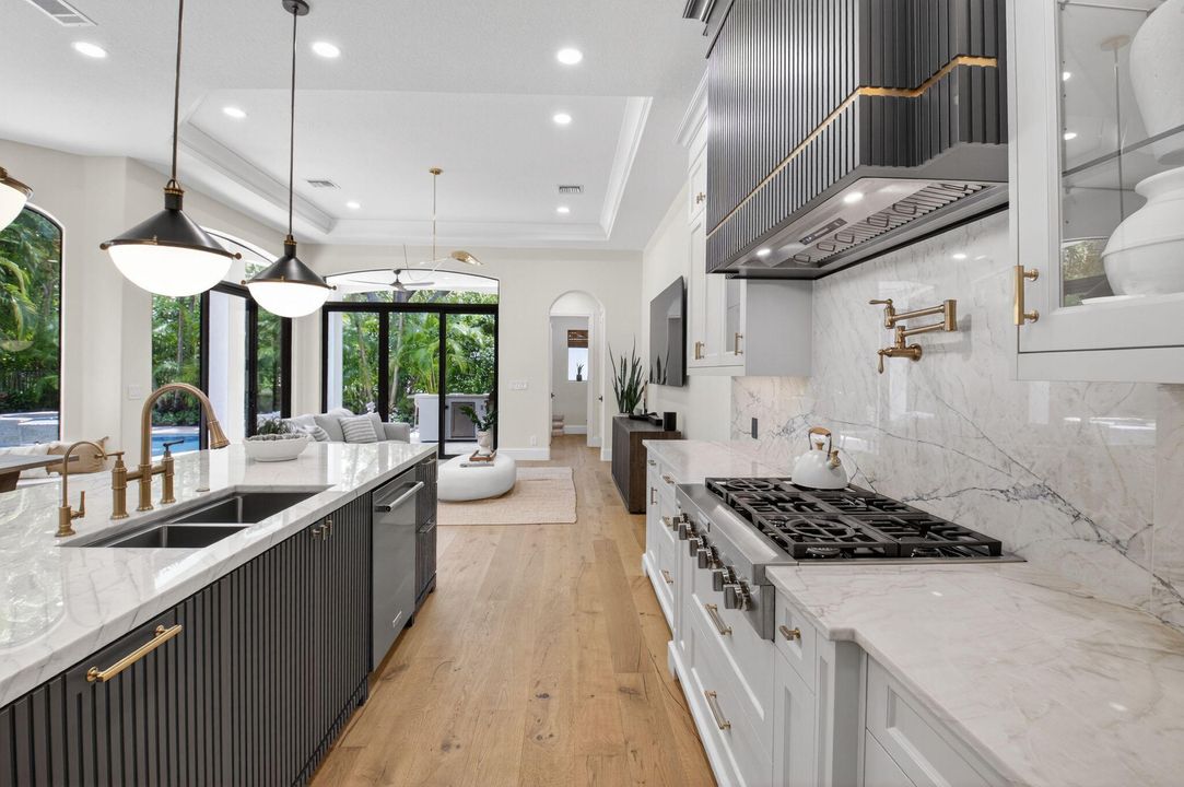 Под контрактом: $3,299,000 (6 спален, 6 ванн, 5818 Квадратных фут)