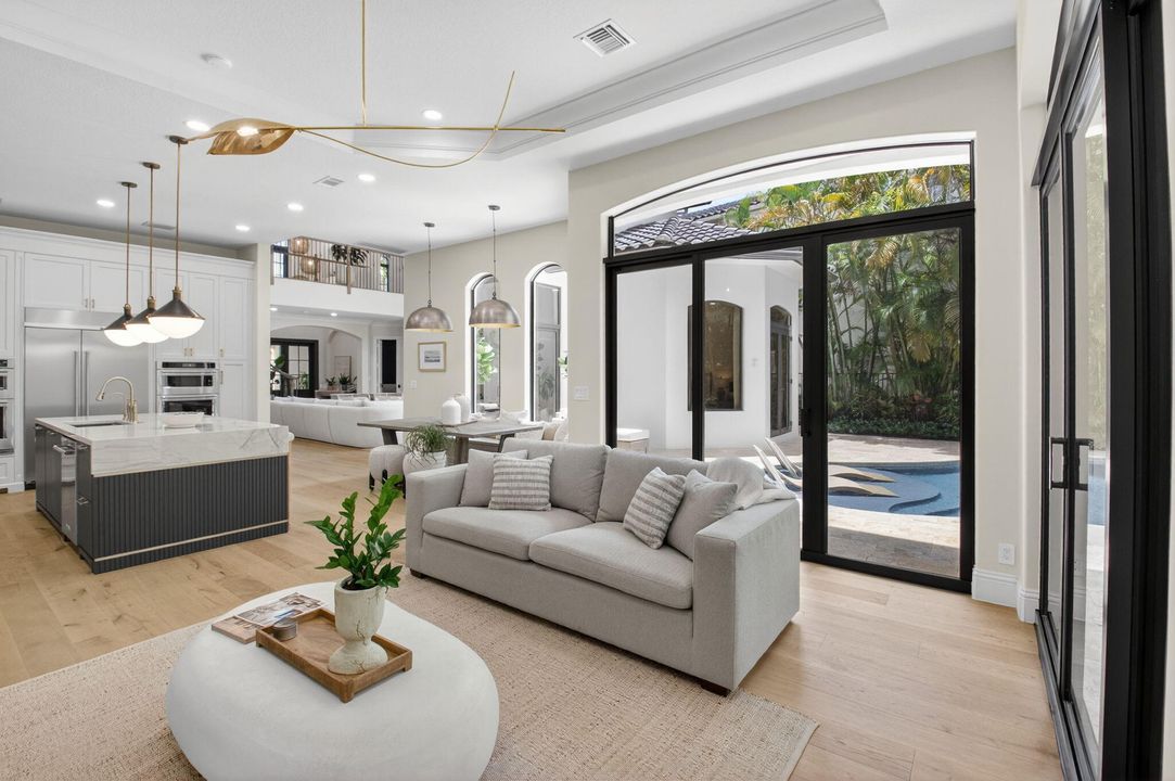 Под контрактом: $3,299,000 (6 спален, 6 ванн, 5818 Квадратных фут)