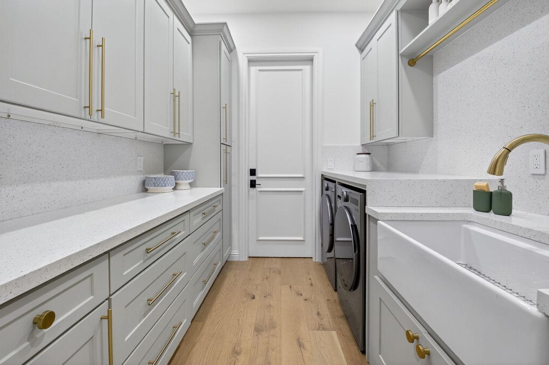 Под контрактом: $3,299,000 (6 спален, 6 ванн, 5818 Квадратных фут)