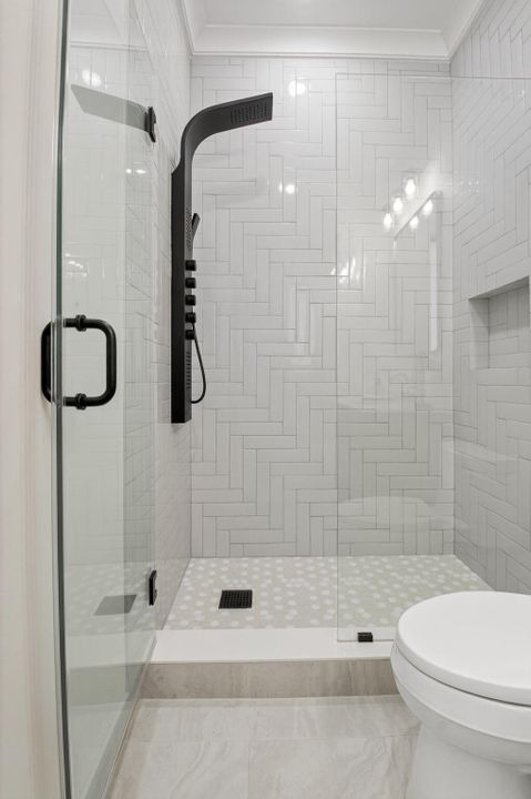 Под контрактом: $3,299,000 (6 спален, 6 ванн, 5818 Квадратных фут)