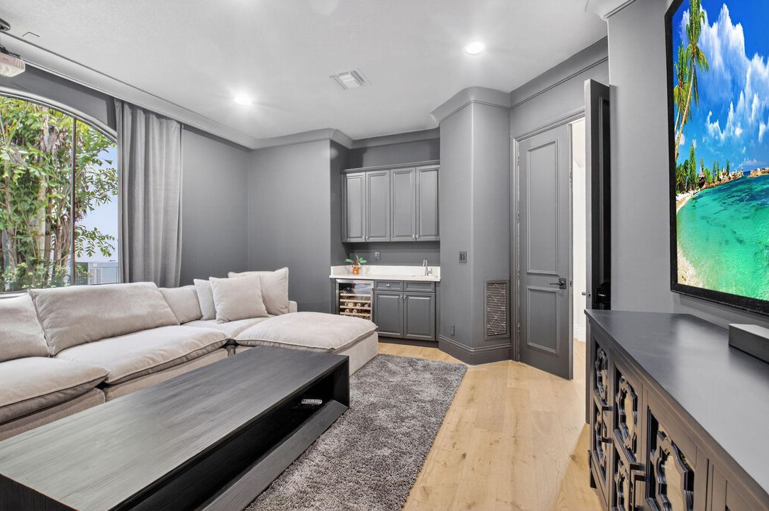 Под контрактом: $3,299,000 (6 спален, 6 ванн, 5818 Квадратных фут)