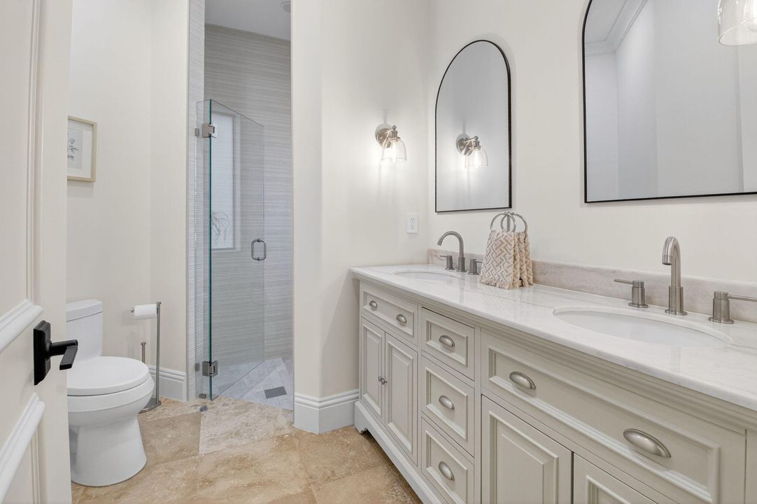 Под контрактом: $3,299,000 (6 спален, 6 ванн, 5818 Квадратных фут)