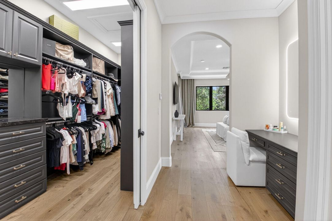 Под контрактом: $3,299,000 (6 спален, 6 ванн, 5818 Квадратных фут)