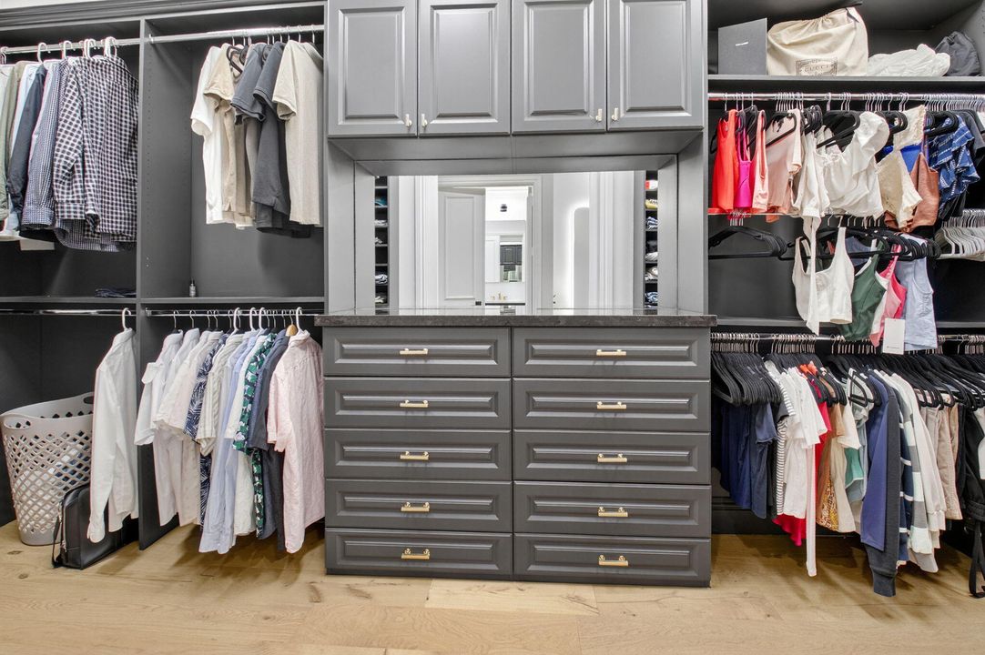 Под контрактом: $3,299,000 (6 спален, 6 ванн, 5818 Квадратных фут)