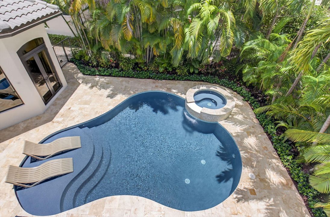 Под контрактом: $3,299,000 (6 спален, 6 ванн, 5818 Квадратных фут)