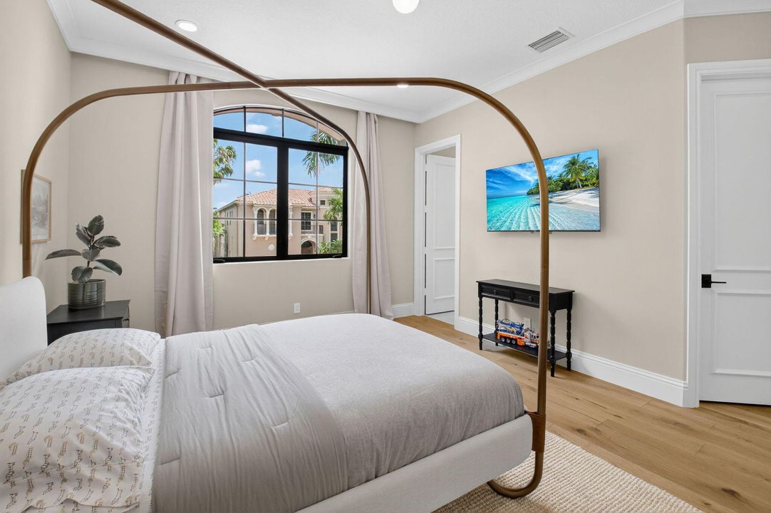 Под контрактом: $3,299,000 (6 спален, 6 ванн, 5818 Квадратных фут)