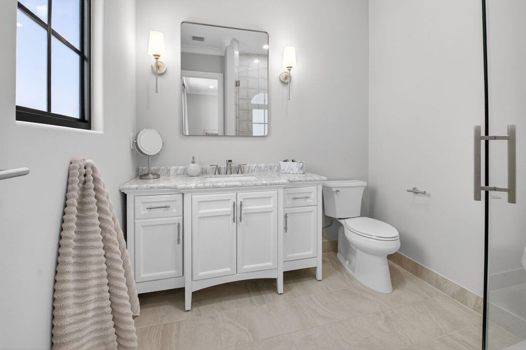 Под контрактом: $3,299,000 (6 спален, 6 ванн, 5818 Квадратных фут)