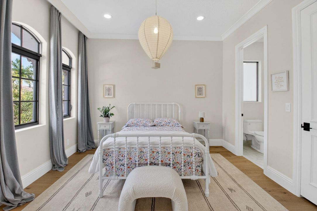 Под контрактом: $3,299,000 (6 спален, 6 ванн, 5818 Квадратных фут)